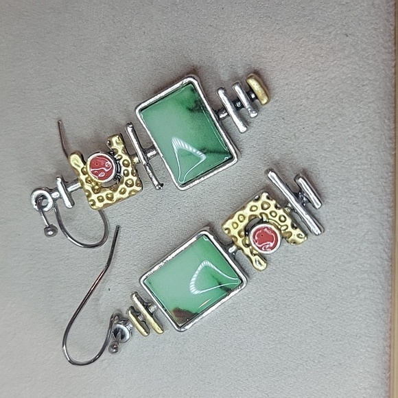 Assymetrical Graphic green earrings - Picture 5 of 5